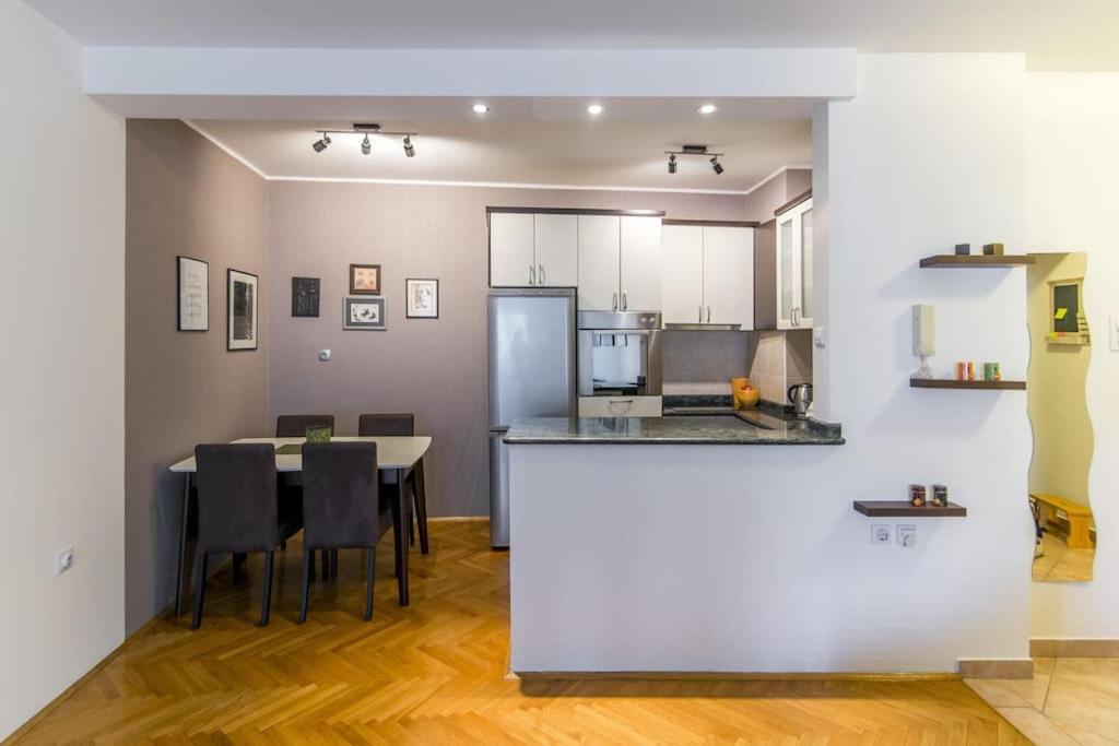 Modern Living Apts - Botanica - Private Parking Novi Sad Luaran gambar